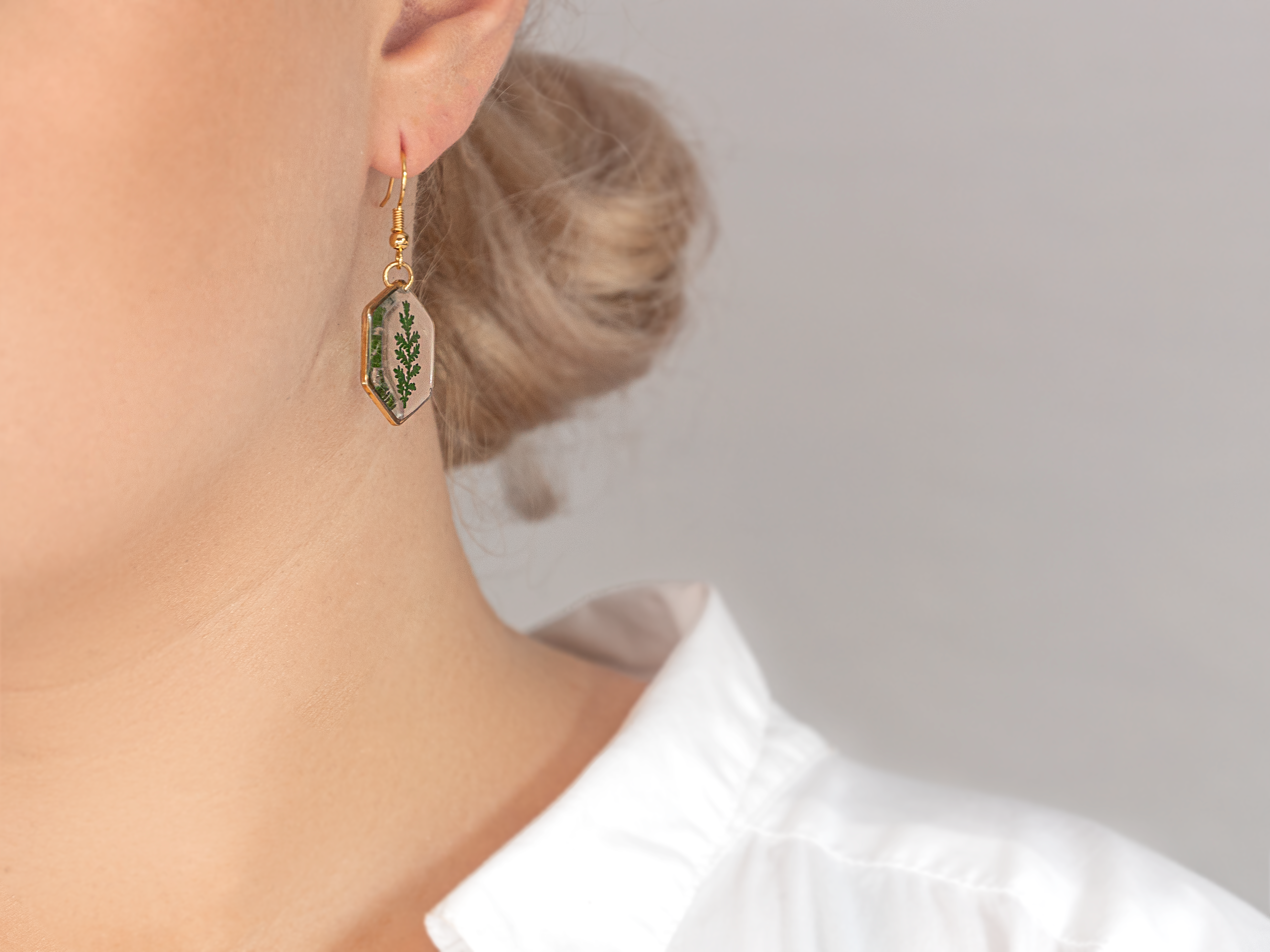 Allie and Posie – wholesale Dangle earrings – Mia hexagon dangle earrings with real dried fern in resin24