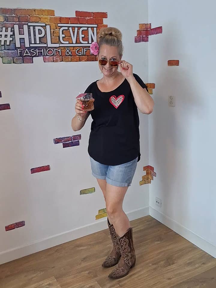 Svart dam t-shirt “Panterhjärta rosa” |stl S/34 till 5XL/54 för wholesale av HipLeven Fashion