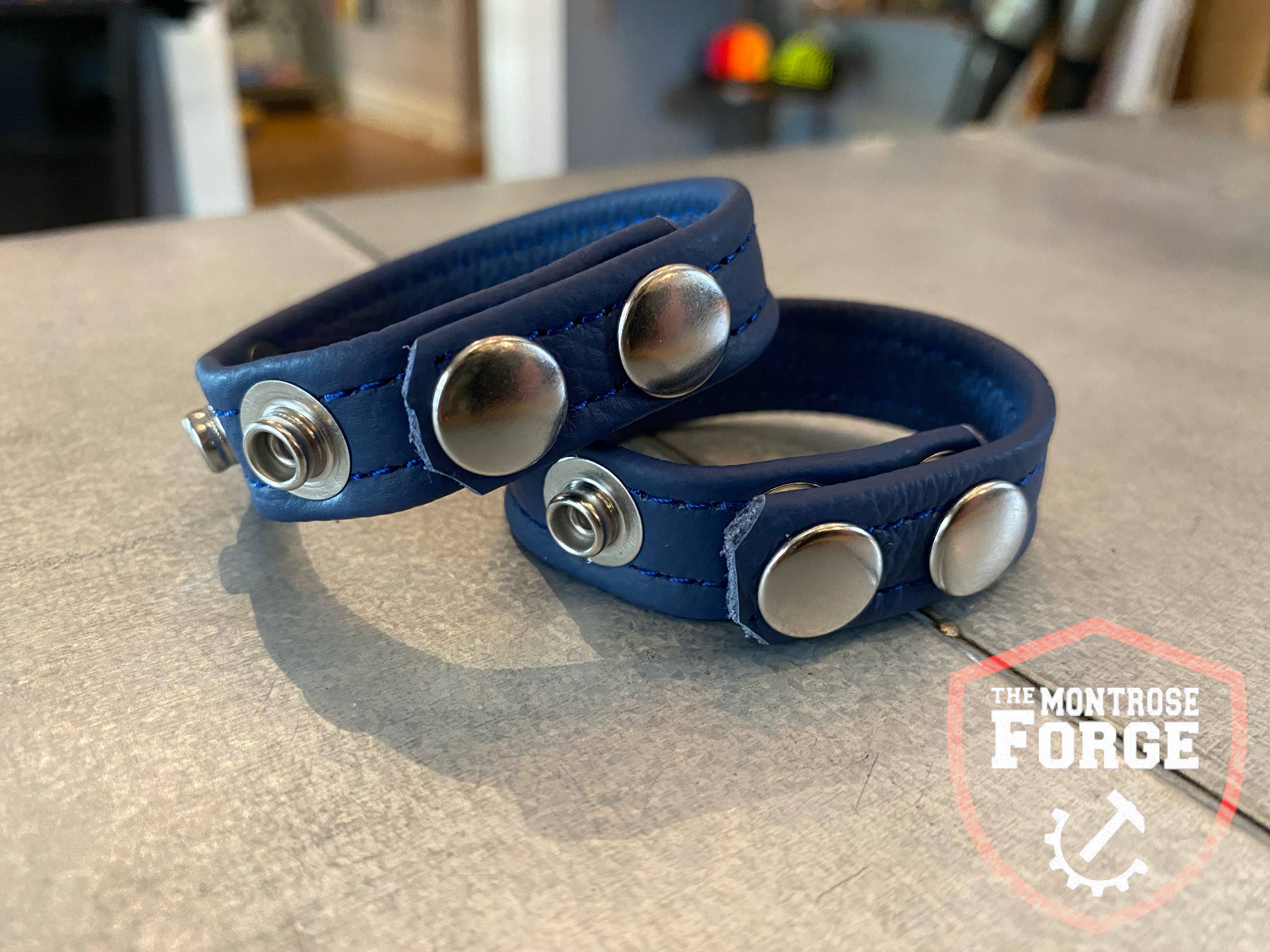 The Montrose Forge - Vendita all'ingrosso Sex toy - Anello a C in pelle sottile a 3 bottoni (disponibile in 11 colori)1