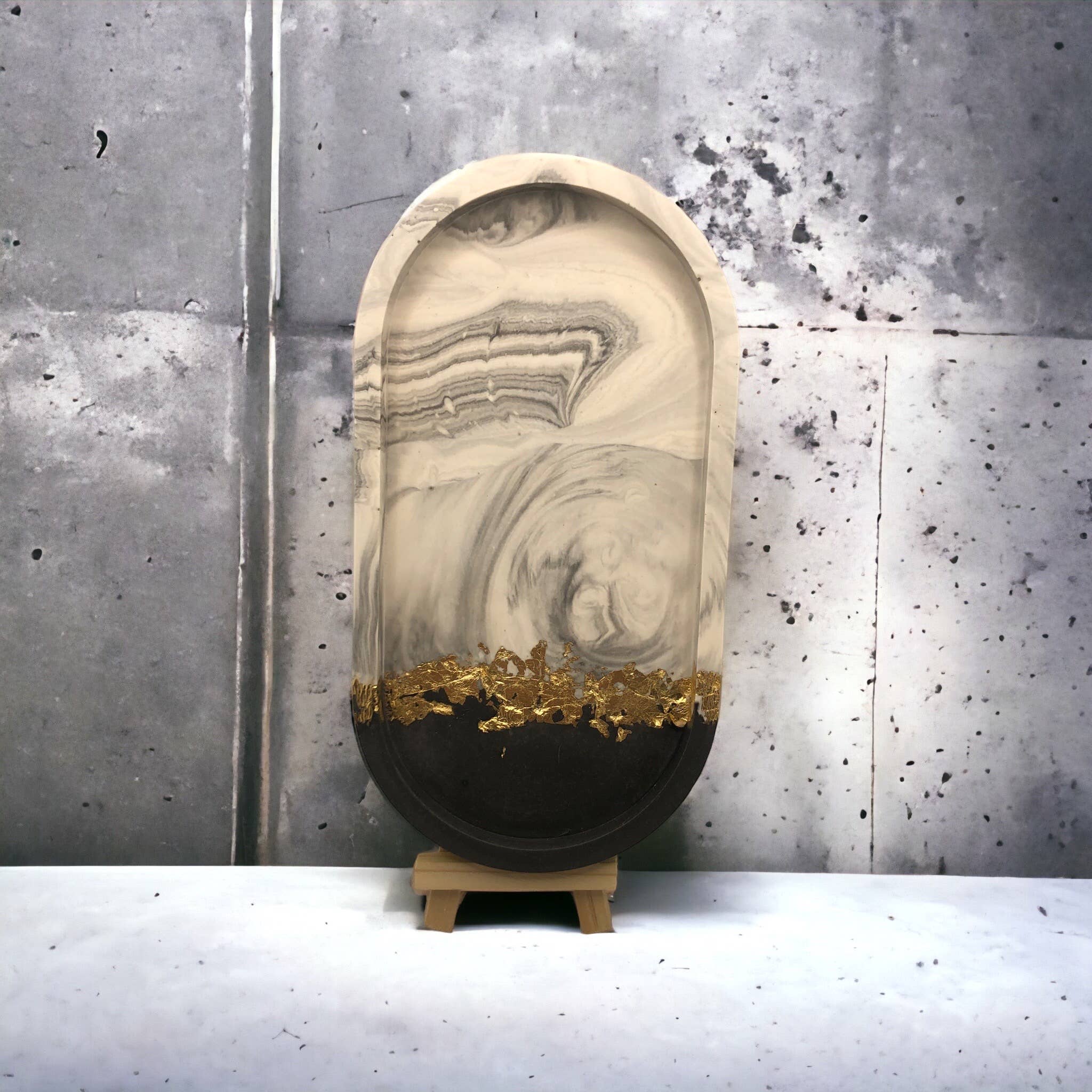 Eco Homeware Studio - Wholesale Decoratief dienblad - Handgemaakt ovale jesmonite schaal - grijs & grijs marmer met gouden accenten6