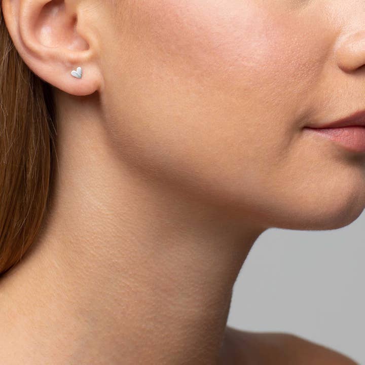 Orecchini a bottone a forma di cuore per la vendita all'ingrosso da parte di Mimi + Marge