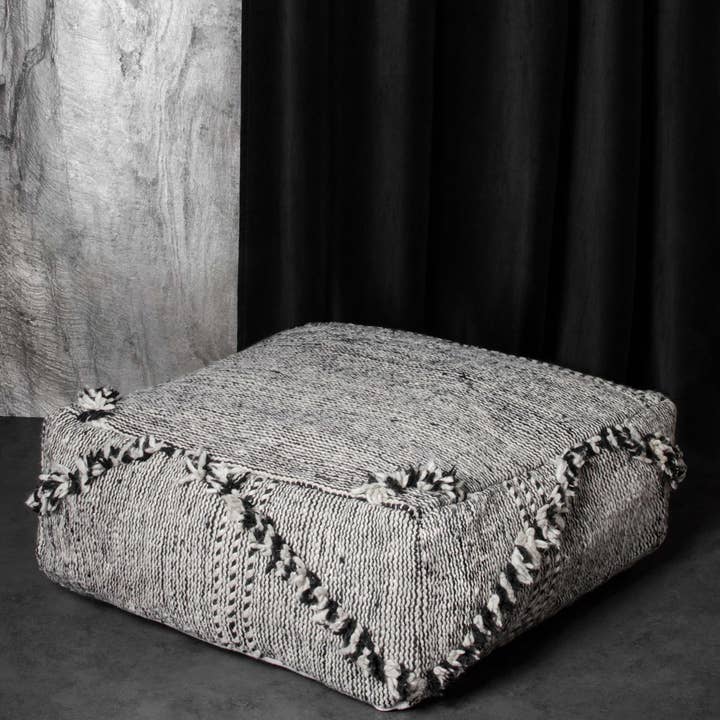 MAISON ATLAS - Wholesale Poef - Vintage Handgeweven Marokkaanse Kilim Poef 60 cm x 60 cm x 20 cm