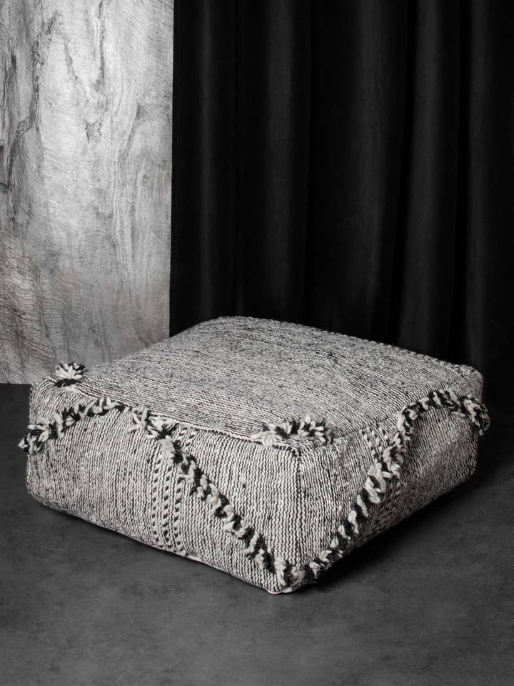 Vintage handgewebter marokkanischer Kilim-Pouf 60 cm x 60 cm x 20 cm für den Großhandel von MAISON ATLAS