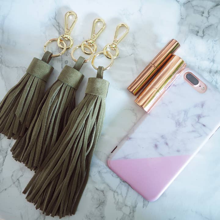 Chaveiro ou pingente de bolsa em camurça kaki por atacado de Mohanita Créations