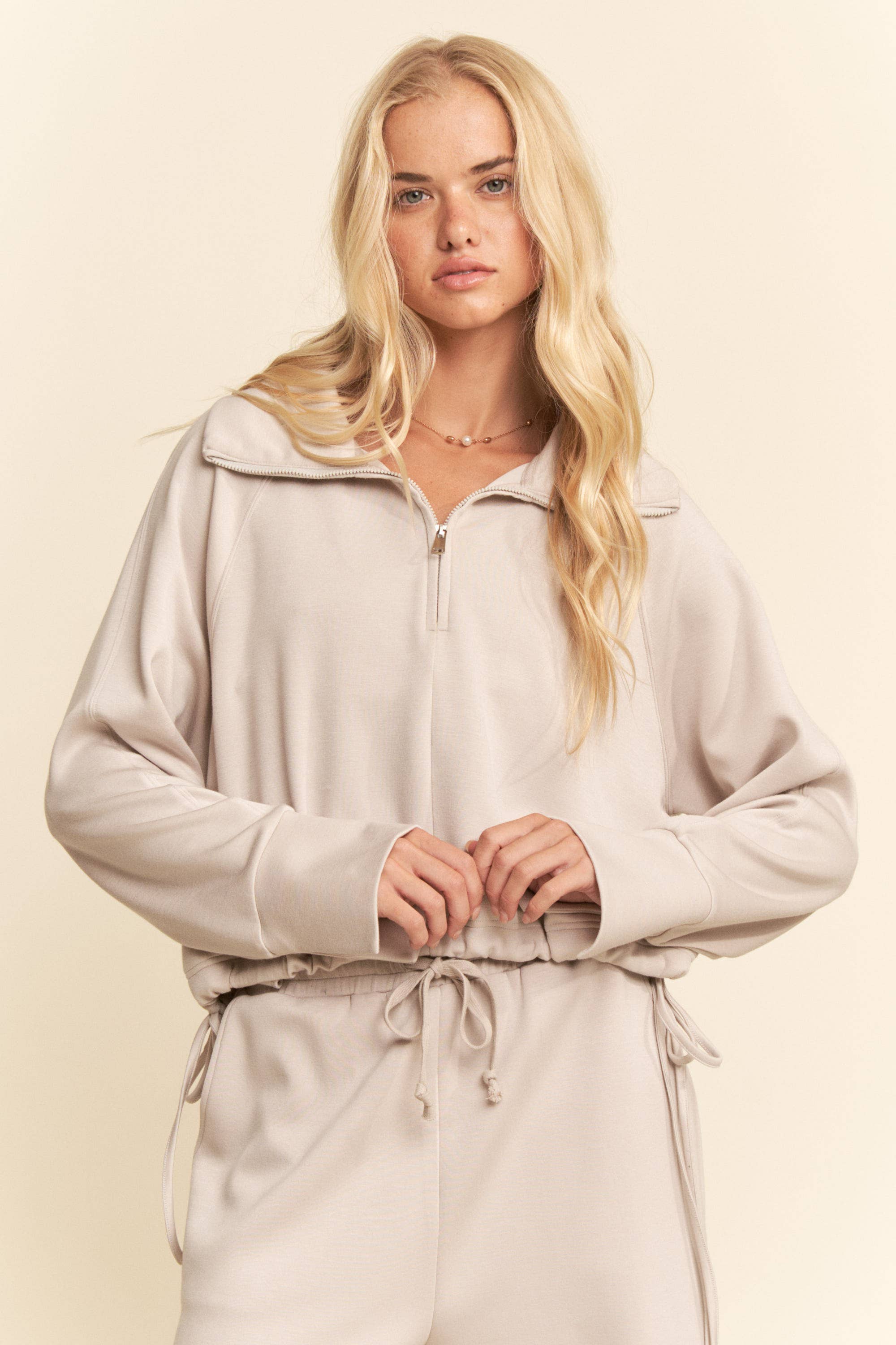 Davi & Dani - Wholesale Blouse - Dames - STEVIGE KORTE TOP MET LANGE MOUWEN EN RITSSLUITING AAN DE VOORKANT1