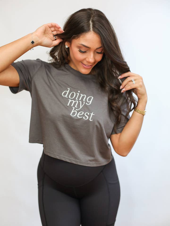 VENDA FINAL T-shirt Curta Bordada Amiga da Amamentação por atacado de Movemama Apparel