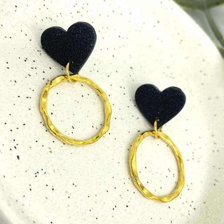 Koperen hoepeloorbellen met zwart hart voor wholesale door Moon and Jewel