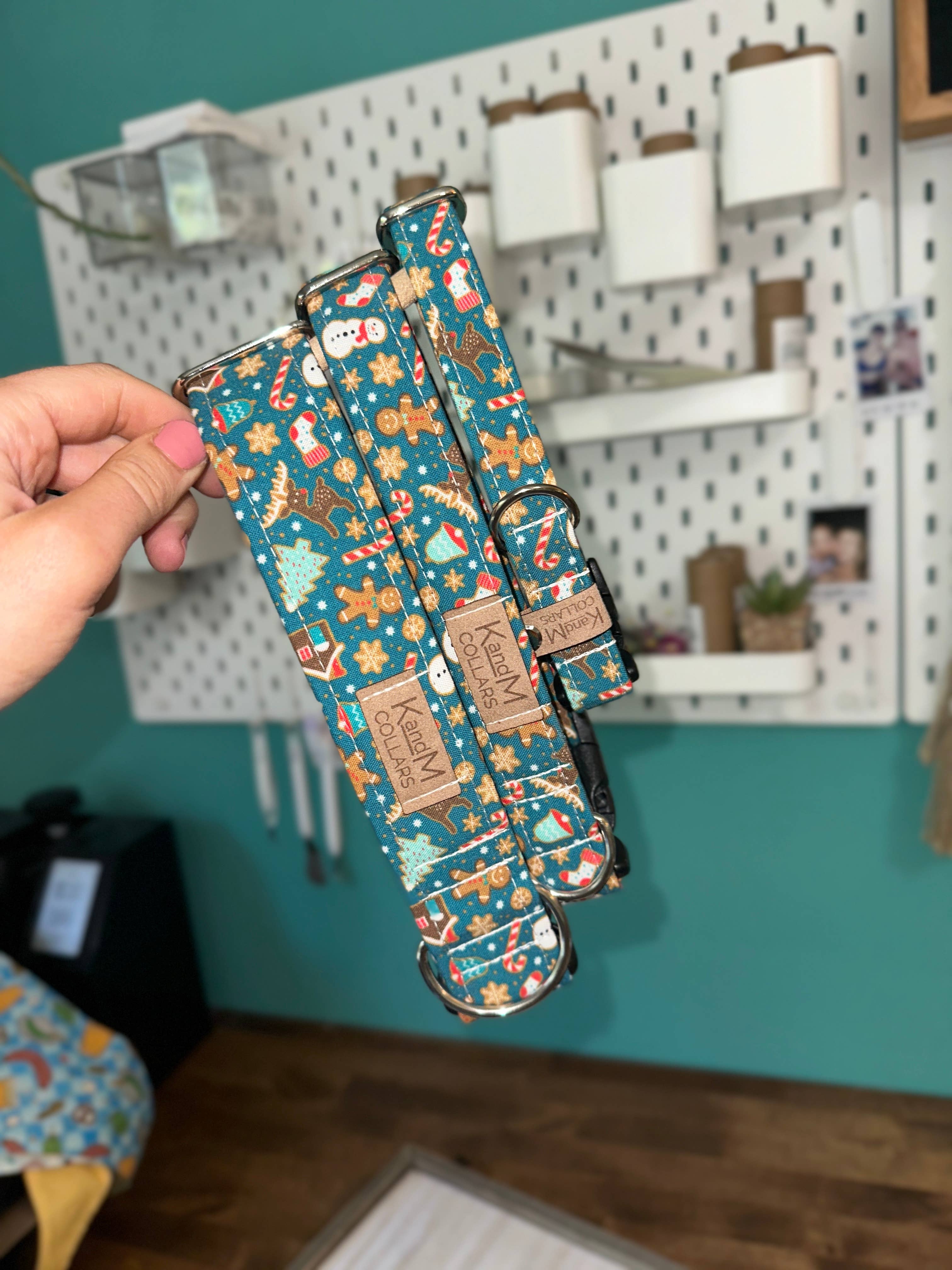 K and M Collars – wholesale Halsband - Hund – Pepparkakor på mörkt blågrönt hundhalsband, K och M halsband1