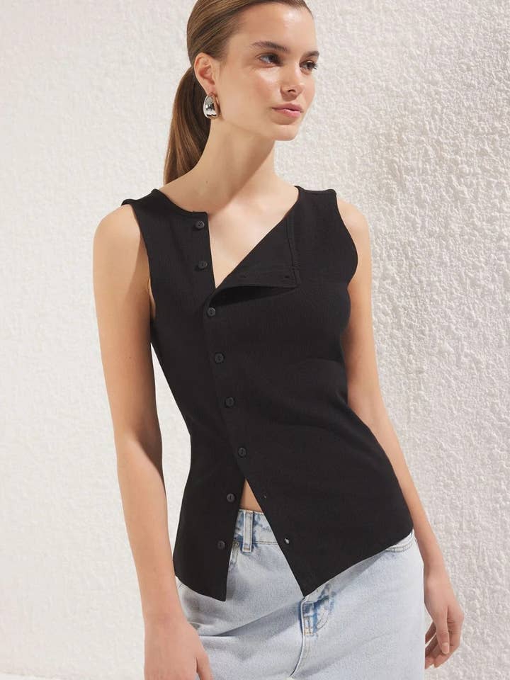 Geknöpfte asymmetrische figurbetonte gerippte Stretch-Strickbluse für den Großhandel von Hoxton Gal