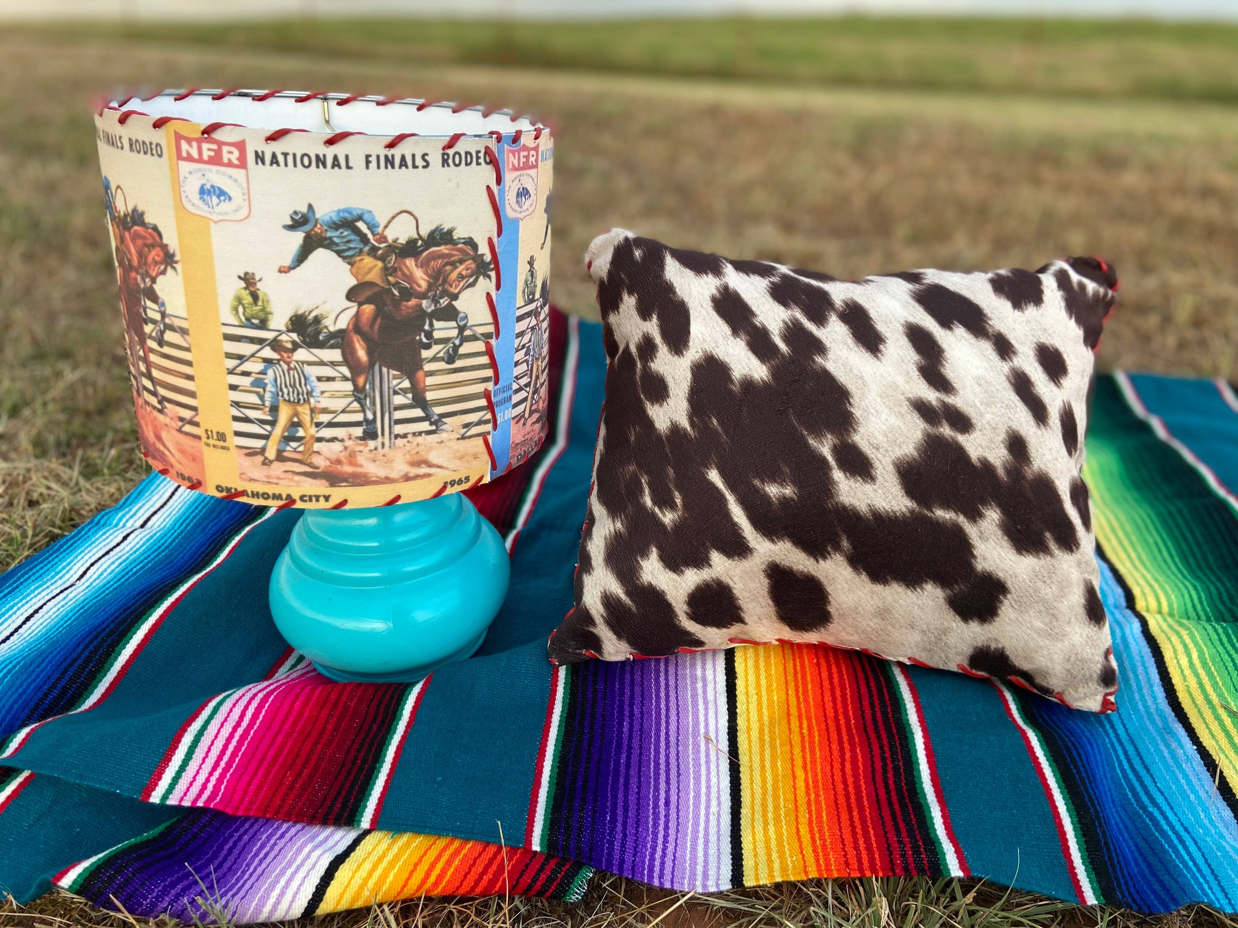 Red Dirt Ranch Clothing Company - Vente Abat-jours - Abat-jour Vintage NFR Program Medium 11 pouces0