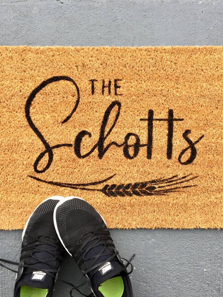 Nom personnalisé {fourreau de blé} | paillasson pour la vente par Wooden Arrow Designs