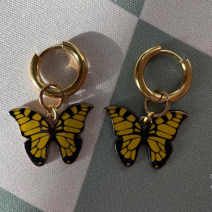Gele Vlinder Oorbellen | Gouden Bedel Sieraden Huggie Hoops voor wholesale door Predictable Art