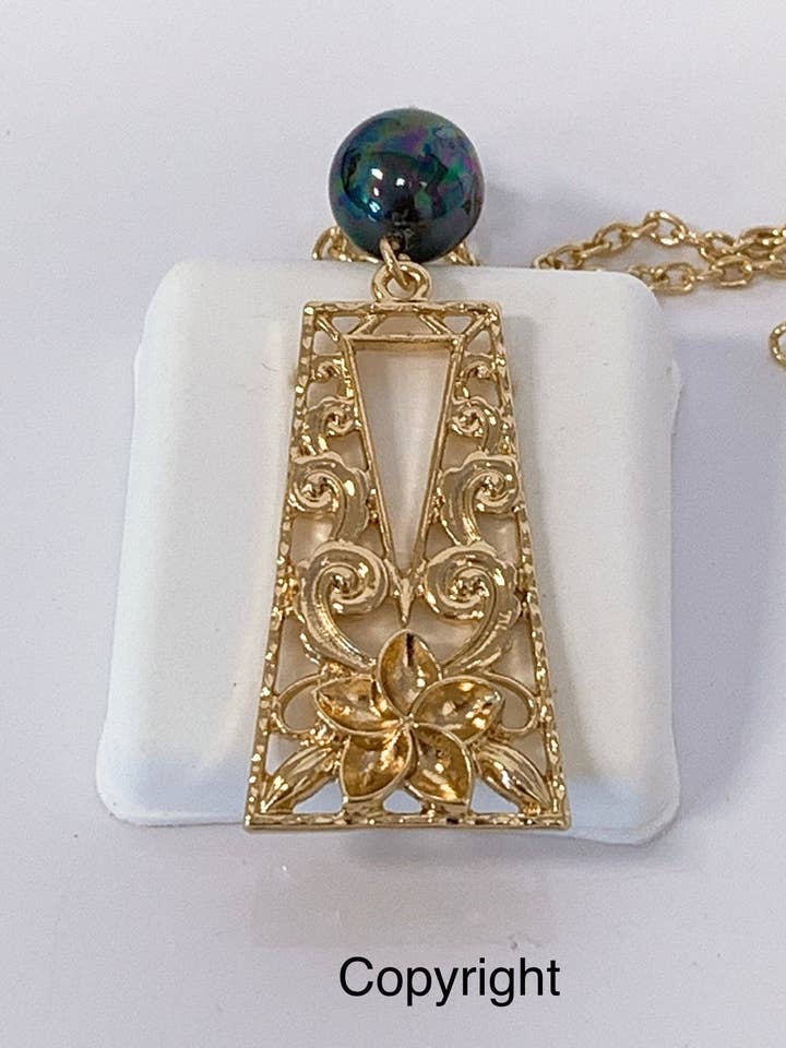 Collier Hawaiian Plumeria Flowers : Hamilton Gold avec perles de coquillage pour la vente par Anela's Jewelry