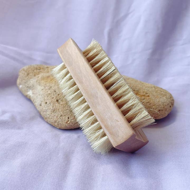 Dobbeltsidet bambus sisal neglebørste for engroshandel hos Brush It On