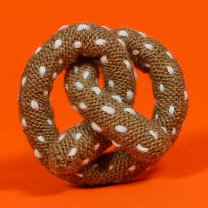 Jouet pour chien en forme de bretzel tricoté à la main pour la vente par Ware of the Dog