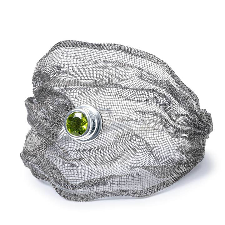 Amiya Limited Edition Silver & Titanium Mesh Armband med Naturlig Peridot för wholesale av German Kabirski
