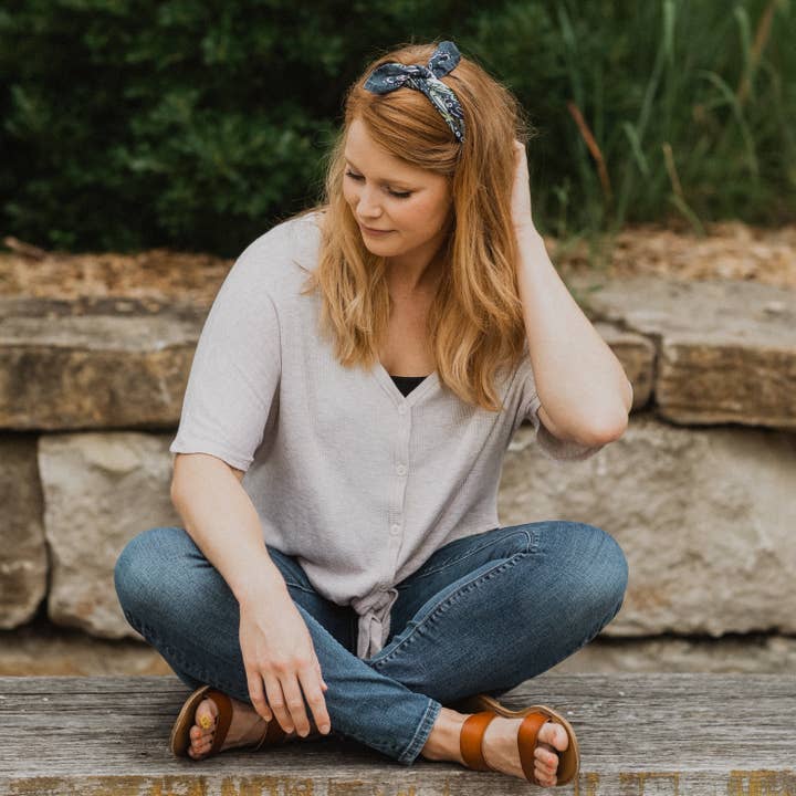 Handker Bandanas – Großhandel Bandana – Damen – No. 017 Amelia Bandana mit blauem Grund und gold-grünem Blumenmuster4