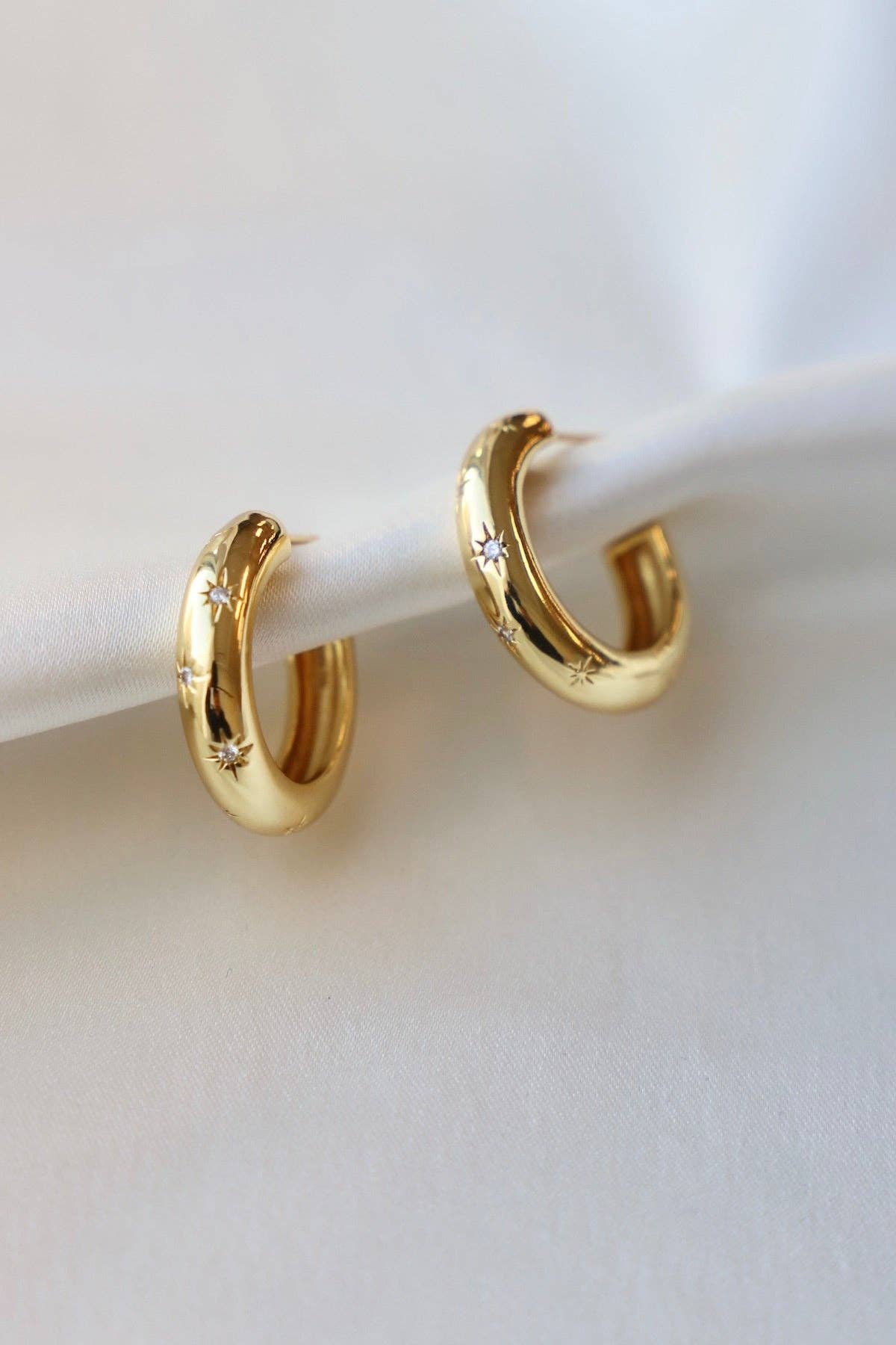 Katie Waltman Jewelry – wholesale Hoop-örhängen – MEREDITH CZ STJÄRNA TJOCK BÅGE1