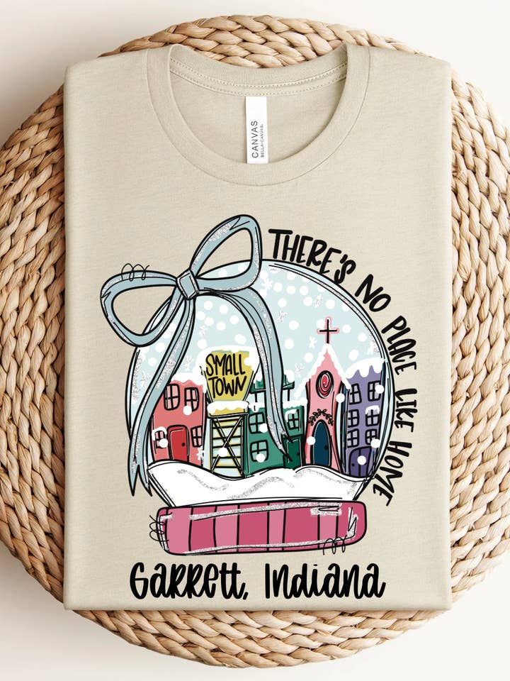 KUNDENSPEZIFISCHES Kleinstadt-Weihnachts-T-Shirt oder Crewneck für den Großhandel von Jolene's Boutique