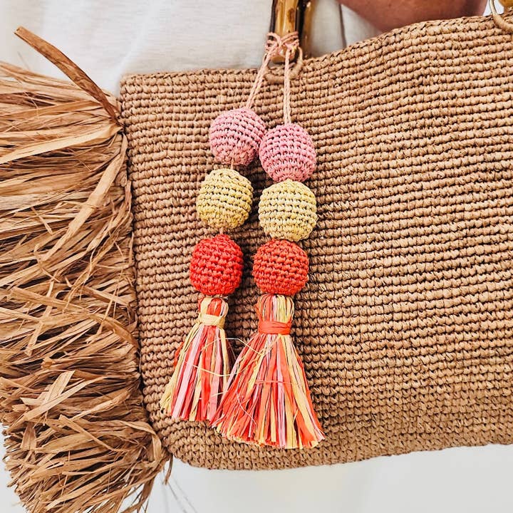 Ciondolo per borsa in rafia rosa pastello e giallo per la vendita all'ingrosso da parte di Baldiz