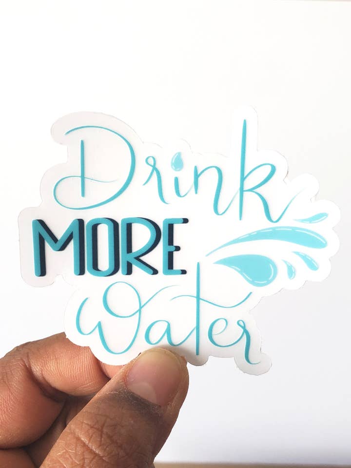 Klar Drik Mere Vand Klistermærke (7,6 x 6,6 cm) for engroshandel hos Turiberry