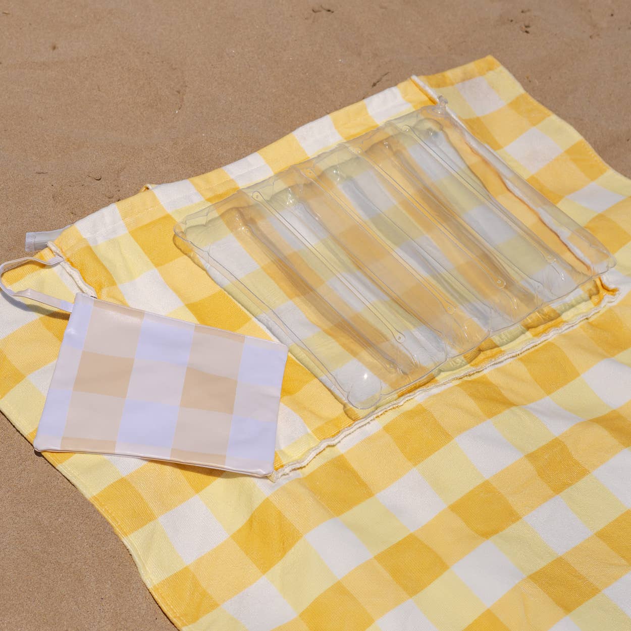 Flamingueo – wholesale Strandtillbehör – Stor strandhandduksväska, kudde ingår, Vichy gult tryck10