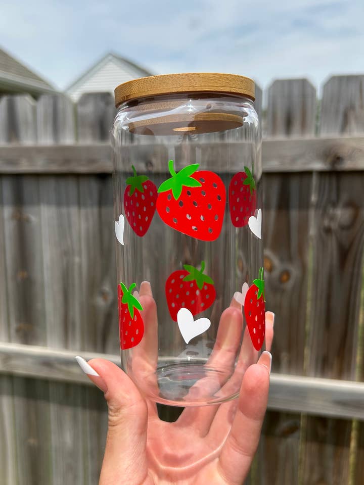 Verre Strawberry Hearts pour la vente par DEEsigns by Dee, LLC
