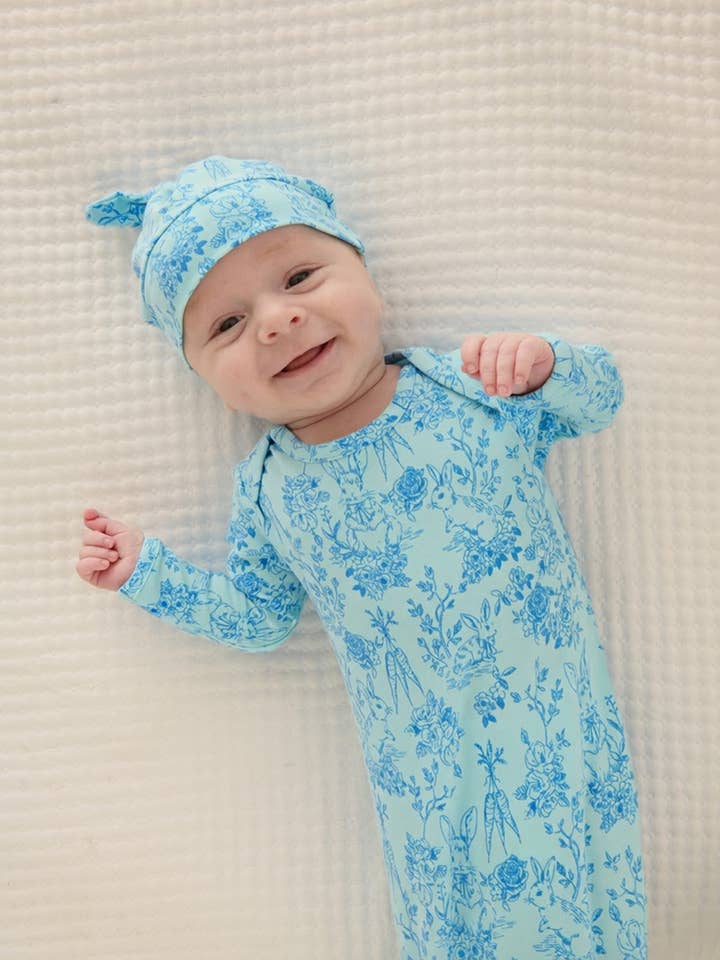 Conjunto de bata de dormir y gorro anudado SoftSnooze™ para bebé en algodón modal azul con estampado Toile de cola de algodón. para venta al por mayor de RuffleButts + RuggedButts