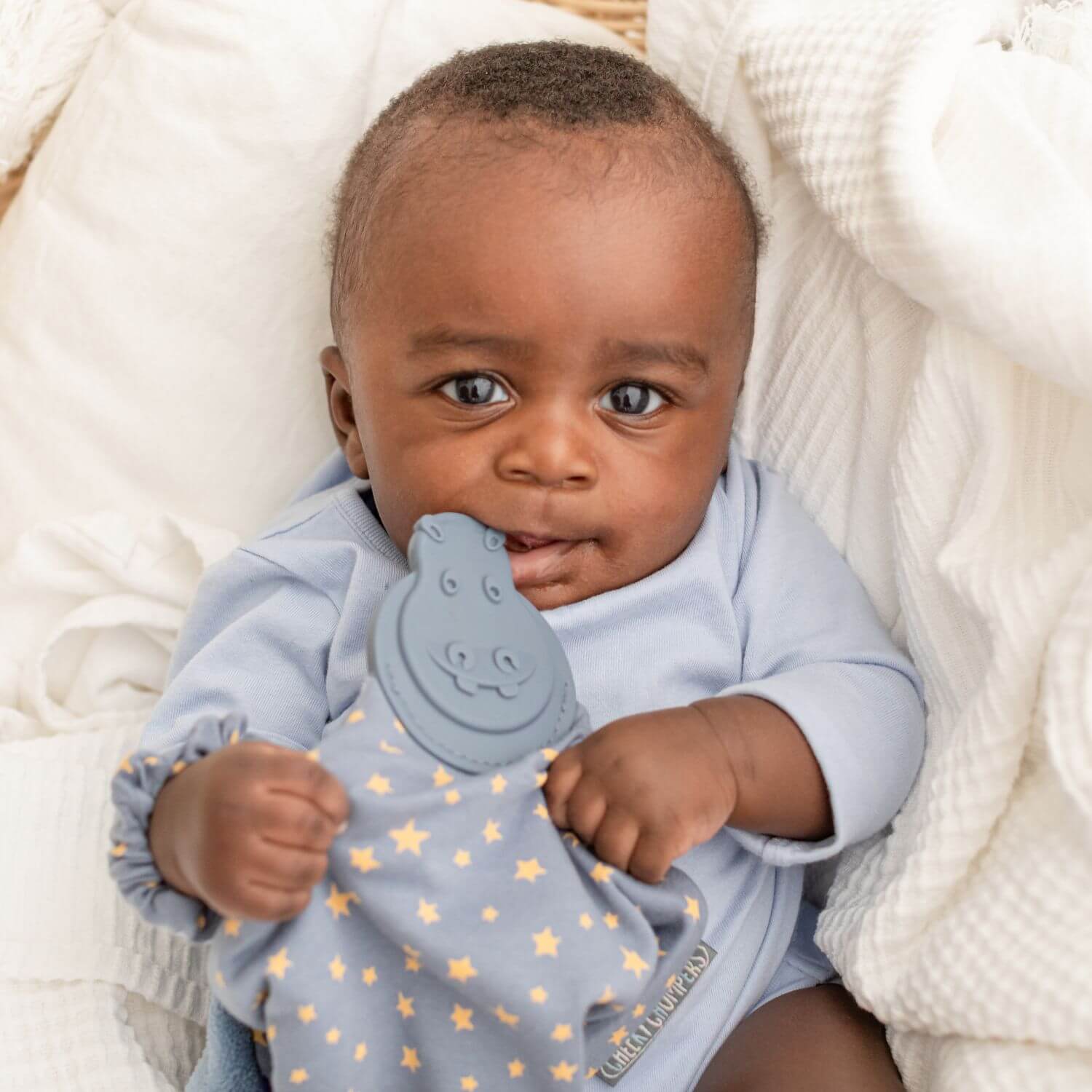 Cheeky Chompers UK - Vente Anneau de dentition sans clip – bébé - Doudou plat pour bébé avec anneau de dentition - Midnight Stars1