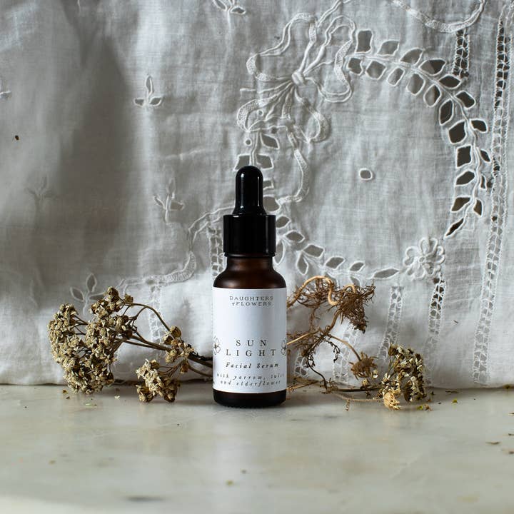 Daughters of Flowers - Vente Concentré/sérum pour le visage - Sérum visage SUNLIGHT ALCHEMY avec achillée, tulsi et fleur de sureau1