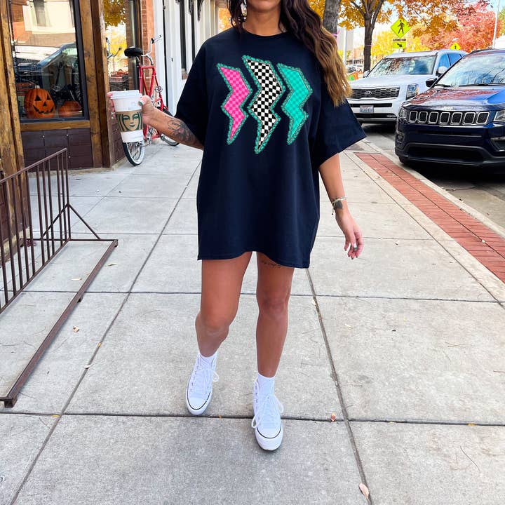 T-shirt con grafica Lightning Bolt per la vendita all'ingrosso da parte di Savage Rebel Co.