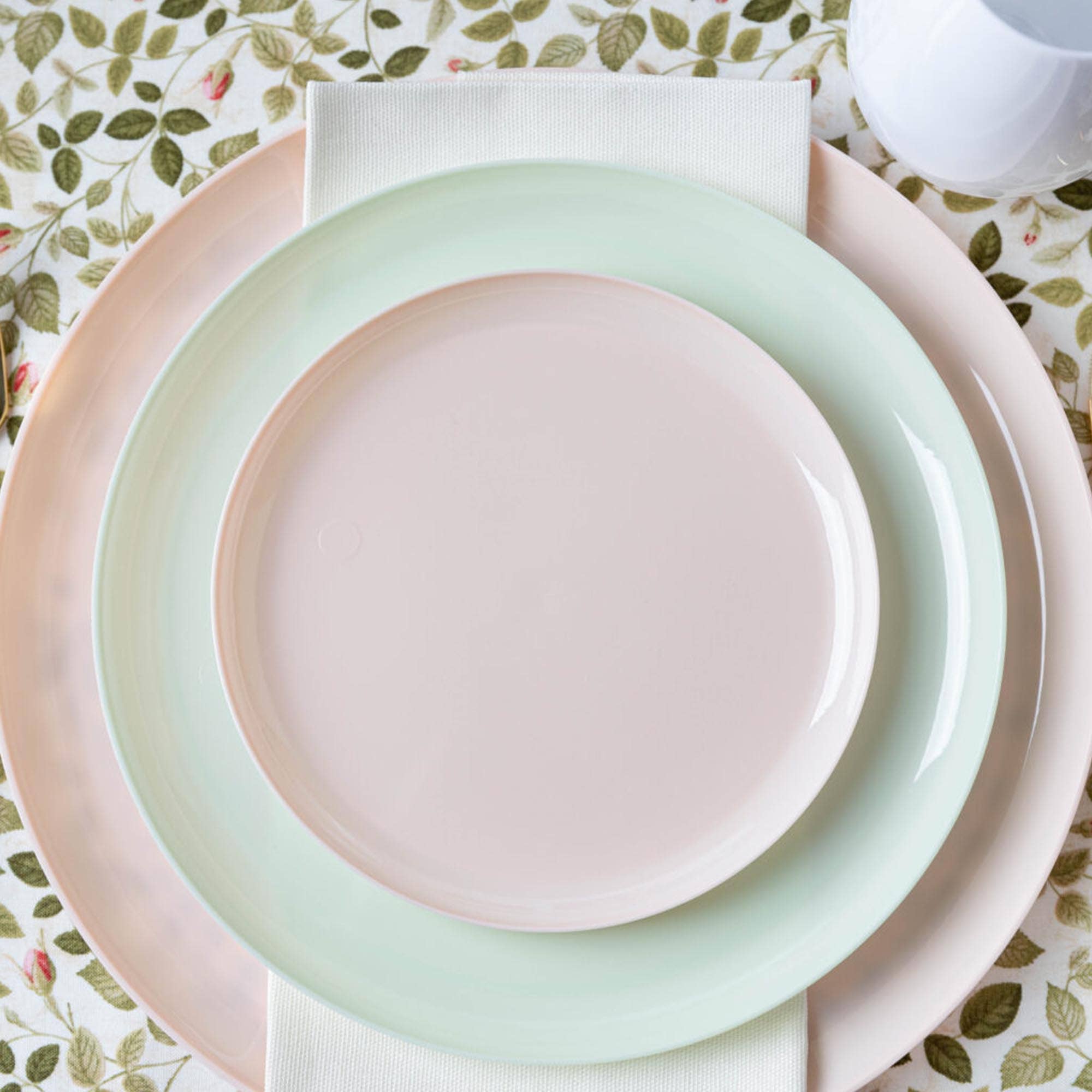 EcoQuality - Wholesale Disposable Plate - Tableware Disposable Pink Plastic Plates Dinner Party Edge11