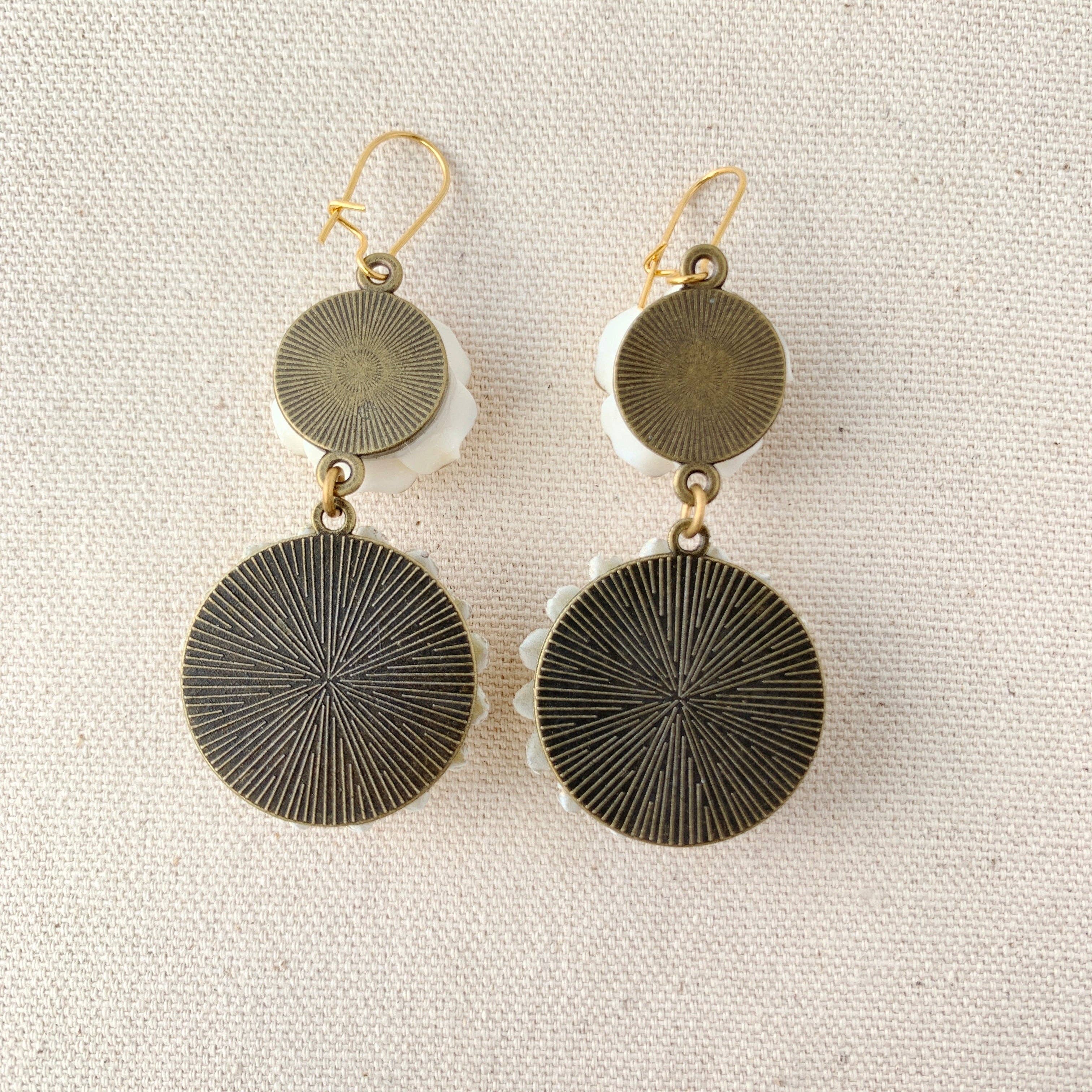 Lenora Dame – wholesale Hängande örhängen – Magnolia Collection Dahlia Drop Örhängen3