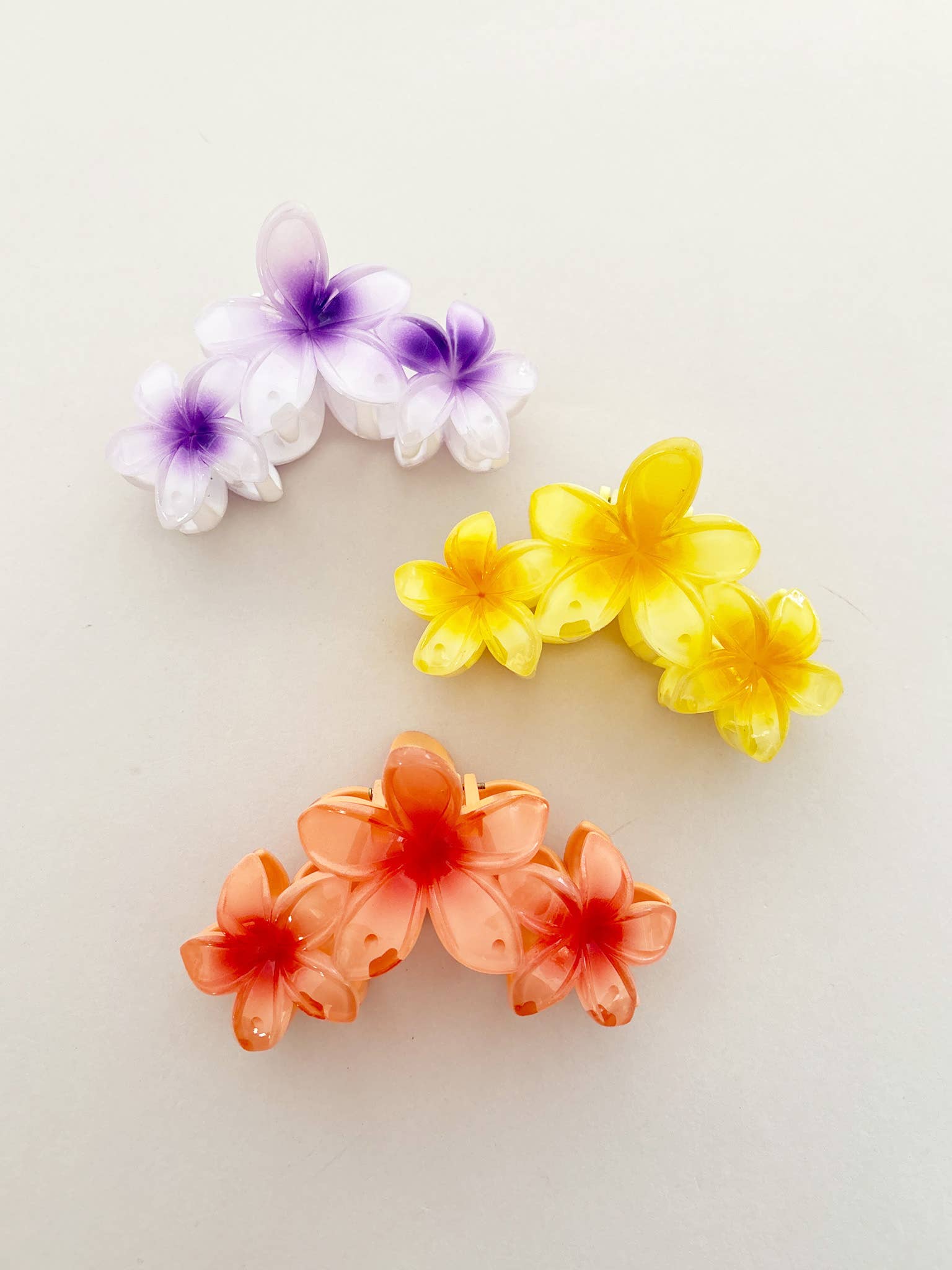 Angels Whisper Accessories – Großhandel Haarclip – Damen – Dreier-Set Haarspangen mit hawaiianischen Blumen (3 Farben)1