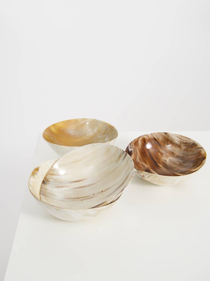 Bol rond Ankole & Gyr Horn Light pour la vente par Black Sheep (White Light)