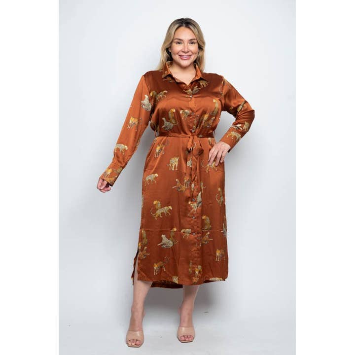 GRANDE TAILLE EN SATIN IMPRIMÉ TIGRE À COL BOUTONNÉ TAILLE M pour la vente par Curve Market