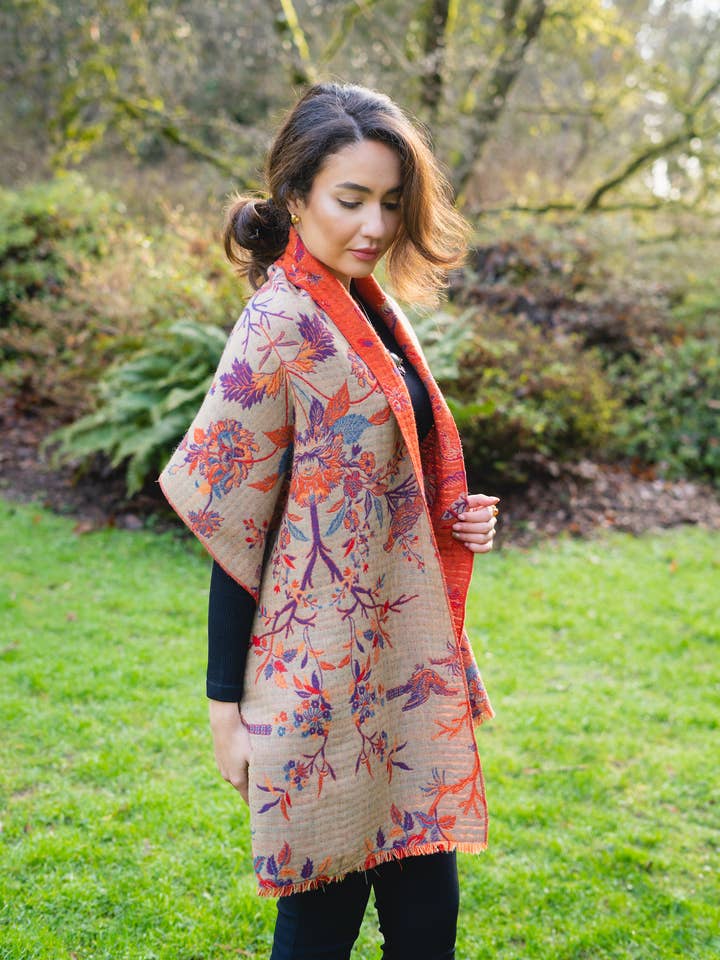 Wendbarer Schal/Poncho/Wickeltuch aus gekochter Merinowolle in Mandarine für den Großhandel von In Style Scarves