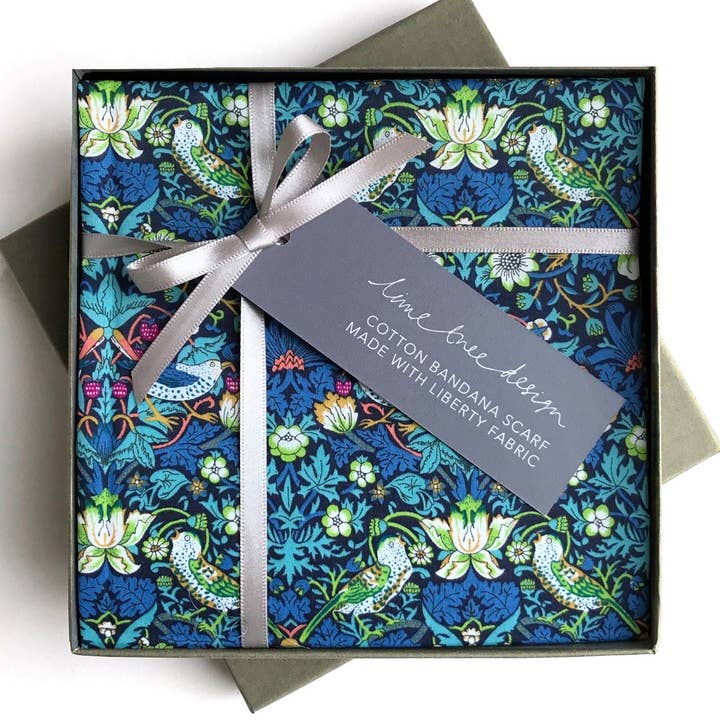 Firkantet Bandana Tørklæde: Lavet af Liberty-stof Strawberry Thief for engroshandel hos Lime Tree Design
