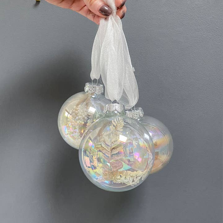 Sfere Iridescenti Riempite di Fiori per la vendita all'ingrosso da parte di pampas studio uk