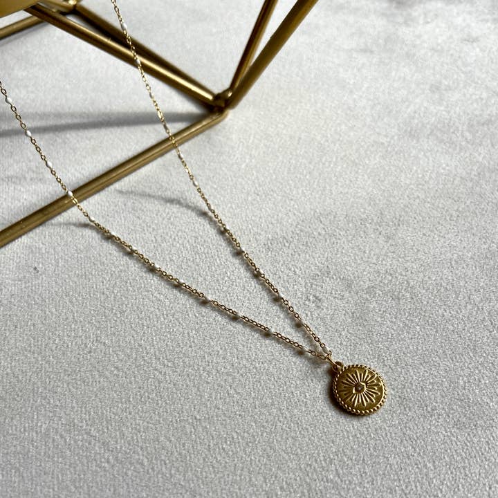 Collier acier inoxydable doré et médaillon œil pour la vente par Clary Scott Paris