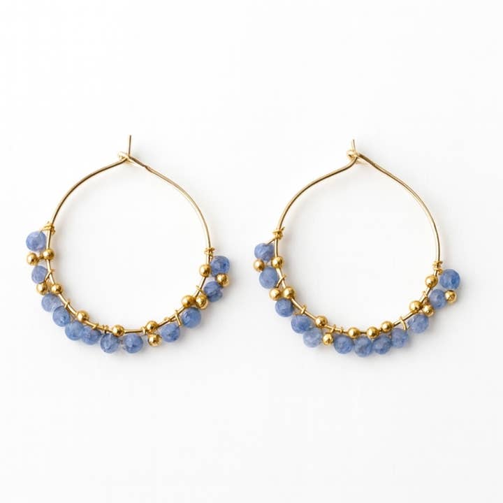 Boucles d'oreilles créoles dorées et Aventurine bleue pour la vente par Clary Scott Paris