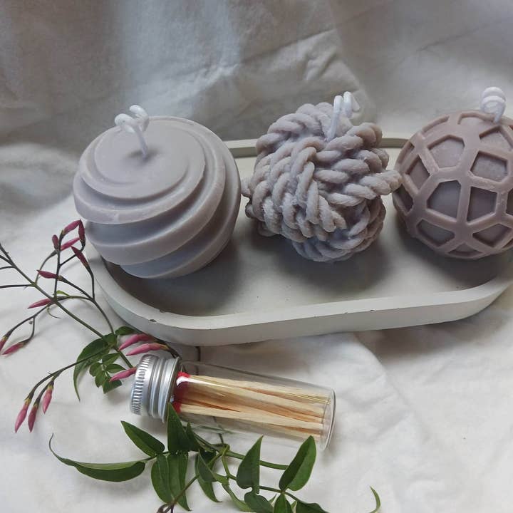 Set de 3 bougies au soja dans un bac en ciment avec un pot d'allumettes. pour la vente par Casa de Iris Crafts