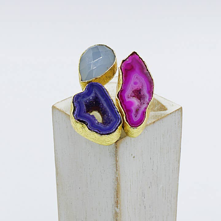 Ring med 3 sten kvarts agat og kalsedon - belagt med guld for engroshandel hos LA MAR