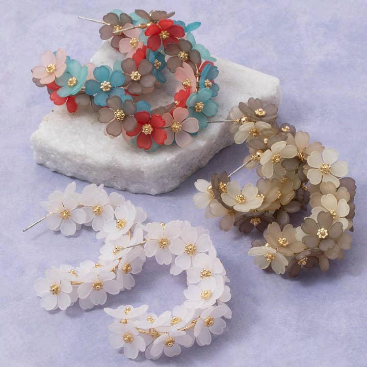 Blommiga akrylringe örhängen för wholesale av The Looks by Fame Accessories