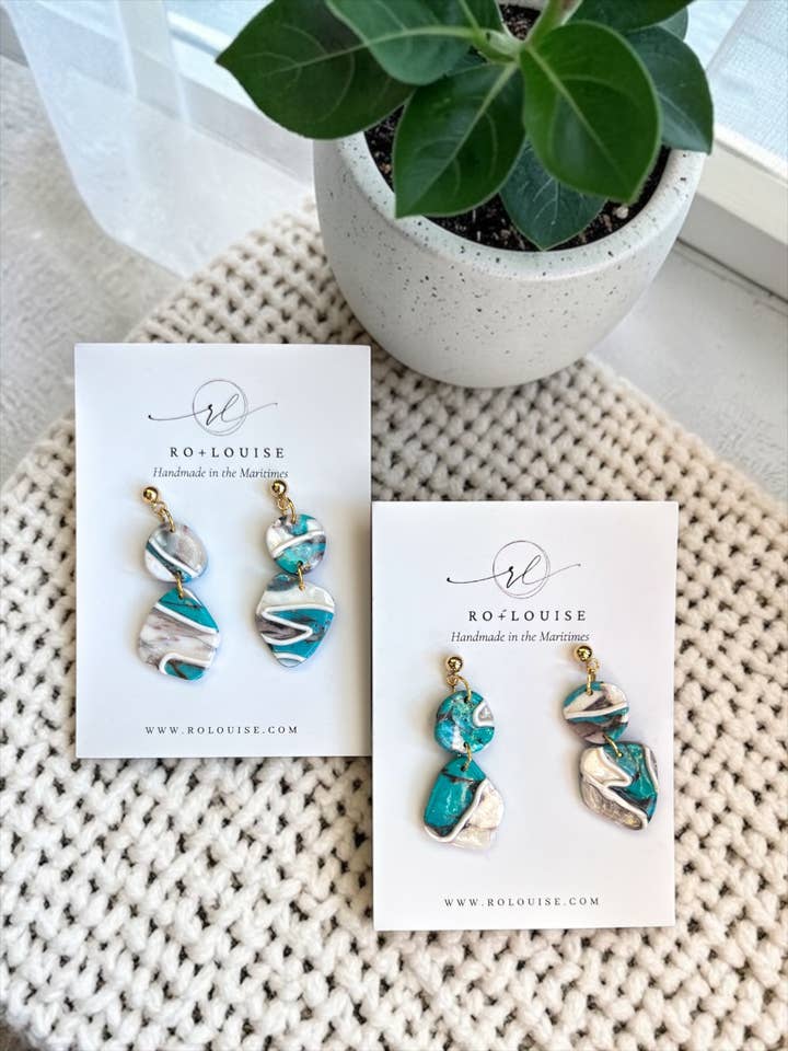 Organische turkoois- en pareloorbellen voor wholesale door Ro + Louise Jewelry