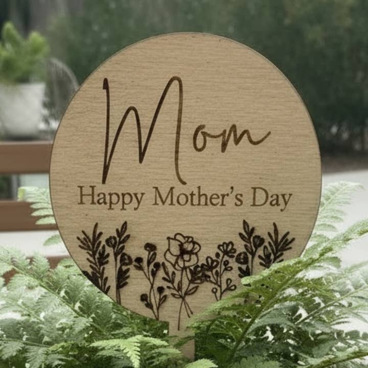 Moederdag Houten Plantenmarker, "Mam" Tuinsteker, 8" voor wholesale door The Savvy Spade