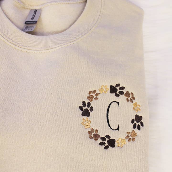 Sudadera con estampado de patas de mascota con inicial - Marrón para venta al por mayor de Seraph Custom Creations