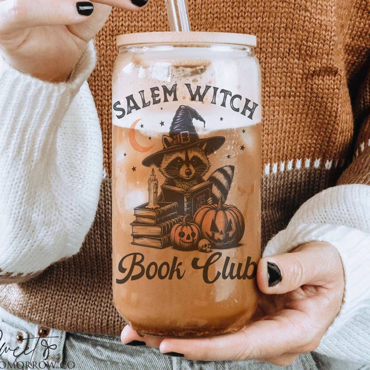 Verre de club de lecture d'Halloween avec raton laveur sorcière de Salem pour la vente par Cataleya Designs Studio LLC