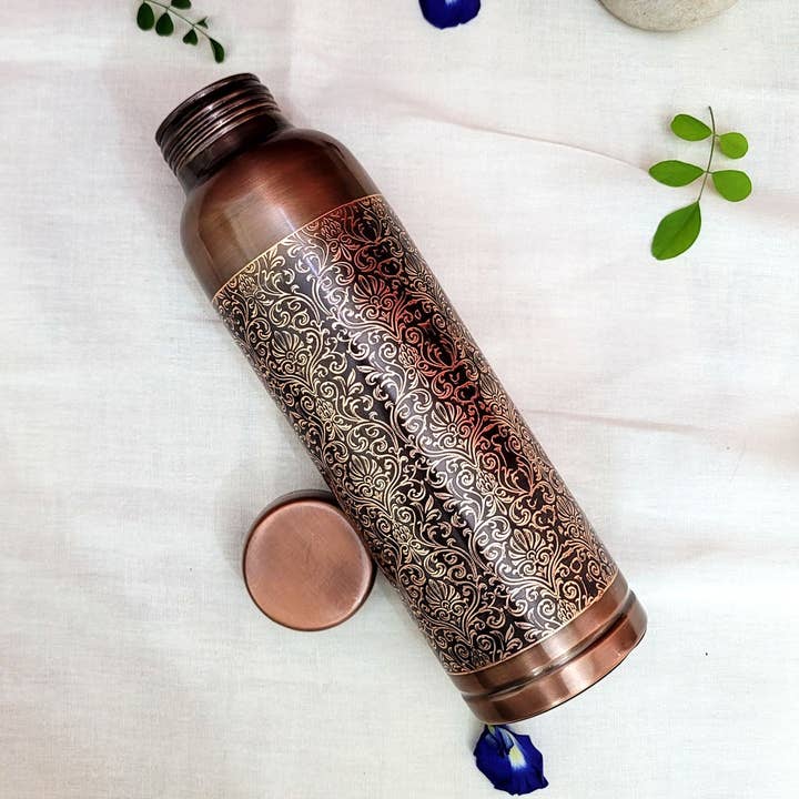 Antico Bottiglia d'acqua Milton in puro rame con design inciso antico, capacità 1 litro in vendita all'ingrosso su Faire0