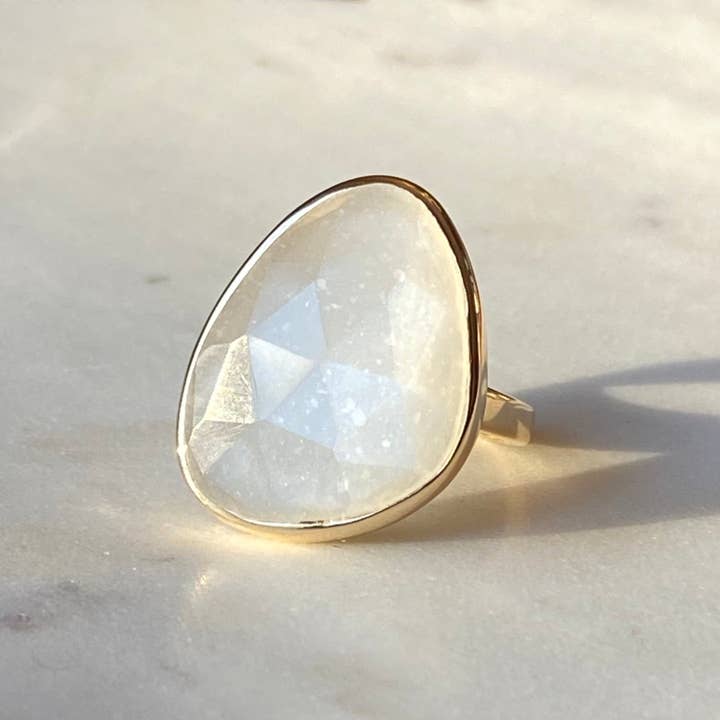 Bague en pierre précieuse avec pierre de lune blanche pour la vente par Kamaria Jewelry